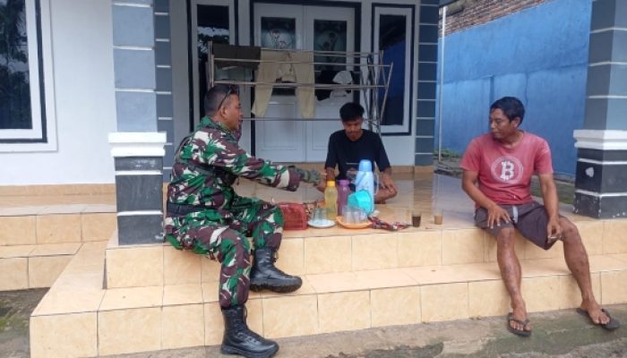 Babinsa Koramil 2302/Bojonegara Tingkatkan Keamanan dan Semangat Gotong Royong Melalui Komsos di Wilayah Binaan