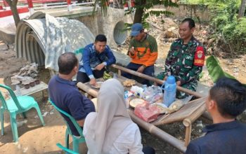 Babinsa Koramil 2305/Cinangka Intensifkan Komsos Bahas Kebersihan Lingkungan dan Kenakalan Remaja