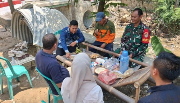 Babinsa Koramil 2305/Cinangka Intensifkan Komsos Bahas Kebersihan Lingkungan dan Kenakalan Remaja