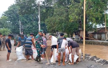 Babinsa Koramil 2301/Cilegon Bersama Warga Laksanakan Karya Bhakti Perbaikan Jalan dan Drainase Lingkungan