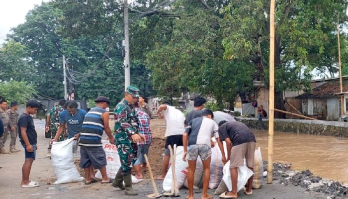 Babinsa Koramil 2301/Cilegon Bersama Warga Laksanakan Karya Bhakti Perbaikan Jalan dan Drainase Lingkungan