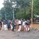 Babinsa Koramil 2301/Cilegon Bersama Warga Laksanakan Karya Bhakti Perbaikan Jalan dan Drainase Lingkungan