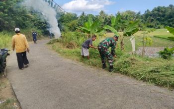 Babinsa Koramil 2304/Anyar Gelar Karya Bakti Bersama Warga untuk Kebersihan Lingkungan dan Percepatan Pembangunan Desa