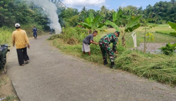 Babinsa Koramil 2304/Anyar Gelar Karya Bakti Bersama Warga untuk Kebersihan Lingkungan dan Percepatan Pembangunan Desa
