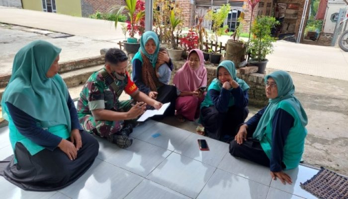 Babinsa Koramil 2306/Mancak Laksanakan Pendataan Sekolah dan Warga untuk Dukung Akurasi Data Desa