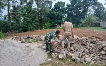 Babinsa Koramil 2305/Cinangka Laksanakan Karya Bakti Bantu Pemasangan Pondasi Rumah Warga