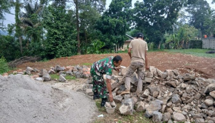 Babinsa Koramil 2305/Cinangka Laksanakan Karya Bakti Bantu Pemasangan Pondasi Rumah Warga