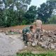 Babinsa Koramil 2305/Cinangka Laksanakan Karya Bakti Bantu Pemasangan Pondasi Rumah Warga