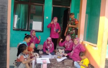 Babinsa Koramil 2307/Ciwandan Laksanakan Pendataan Balita dan Anak Imunisasi Bersama Kader Posyandu