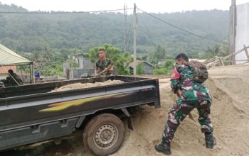 Babinsa Koramil 2302/Bojonegara Gotong Royong Bantu Pembangunan Rumah Warga, Wujud Nyata Kepedulian TNI di Tengah Masyarakat