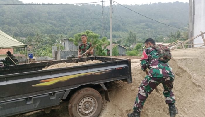 Babinsa Koramil 2302/Bojonegara Gotong Royong Bantu Pembangunan Rumah Warga, Wujud Nyata Kepedulian TNI di Tengah Masyarakat