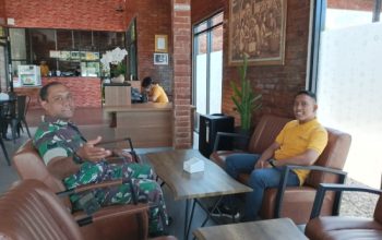 Babinsa Koramil 2306/Mancak Perkuat Kebersamaan Warga dan Ketahanan Pangan Melalui Komsos