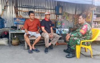 Babinsa Koramil 2303/Pulomerak Perkuat Keamanan Lingkungan Melalui Komsos Bersama Tokoh Masyarakat dan Warga