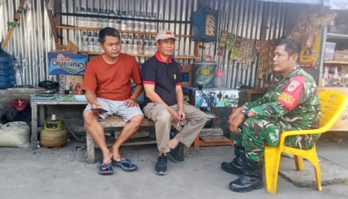 Babinsa Koramil 2303/Pulomerak Perkuat Keamanan Lingkungan Melalui Komsos Bersama Tokoh Masyarakat dan Warga