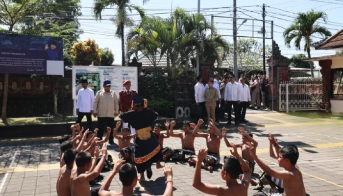 Prabowo Cek Langsung Perkembangan Sekolah Rakyat di Bali, Disambut Semarak Tari Kecak dari Siswa
