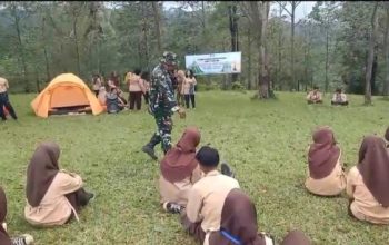 Babinsa Koramil 2305/Cinangka Bekali Saka Wira Pramuka dan Anak Pramuka dengan Materi Navigasi Darat