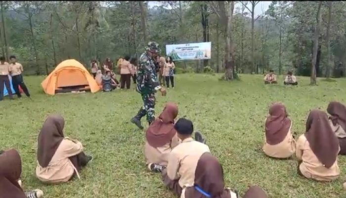 Babinsa Koramil 2305/Cinangka Bekali Saka Wira Pramuka dan Anak Pramuka dengan Materi Navigasi Darat