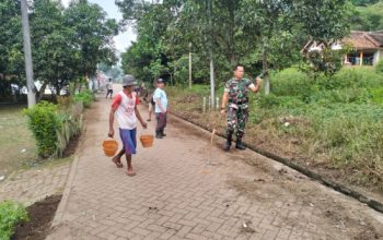 Babinsa Koramil 2306/Mancak Bersama Warga Gelar Karya Bakti Bersihkan Jalan dan Bangun Musala