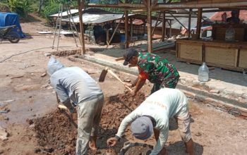 Babinsa Koramil 2303/Pulomerak Bersama Warga Gencarkan Karya Bakti Bersihkan Lingkungan dan Bangun Drainase