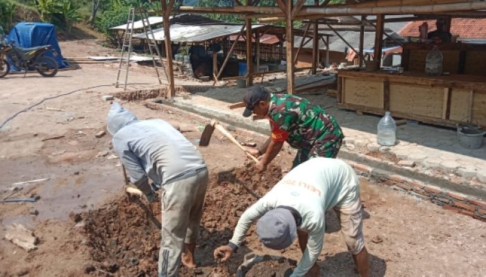Babinsa Koramil 2303/Pulomerak Bersama Warga Gencarkan Karya Bakti Bersihkan Lingkungan dan Bangun Drainase