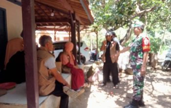 Babinsa Koramil 2305/Cinangka Intensifkan Komsos, Bahas Kebersihan Lingkungan dan Kenakalan Remaja
