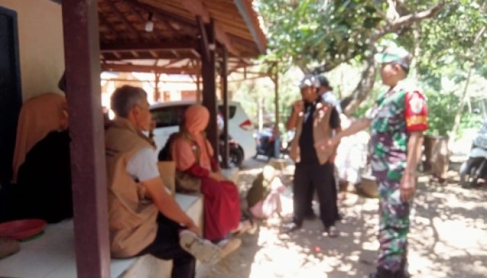 Babinsa Koramil 2305/Cinangka Intensifkan Komsos, Bahas Kebersihan Lingkungan dan Kenakalan Remaja