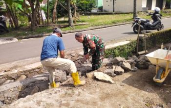 Babinsa Koramil 2307/Ciwandan Gotong Royong Bersama Warga, Bantu Pembangunan Rumah di Deringgo dan Banjarnegara