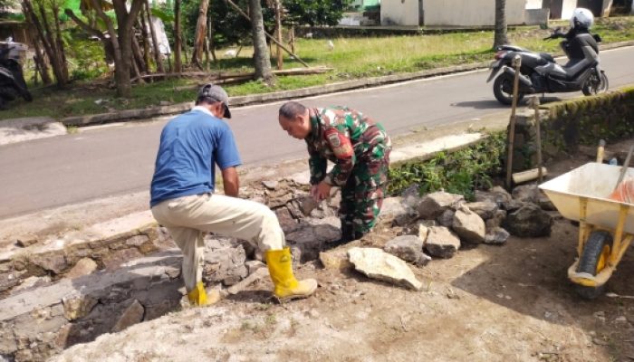 Babinsa Koramil 2307/Ciwandan Gotong Royong Bersama Warga, Bantu Pembangunan Rumah di Deringgo dan Banjarnegara