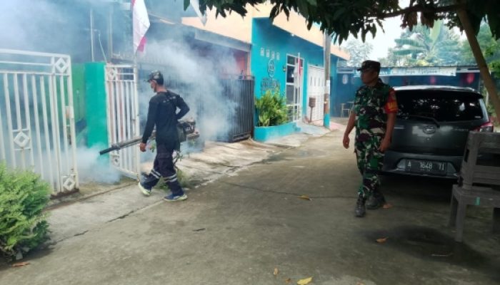 Babinsa Koramil 2302/Bojonegara Aktif Dampingi Warga, Fogging dan Pembagian Sembako Demi Kesehatan serta Kesejahteraan Masyarakat