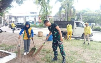 Babinsa Koramil 2301/Cilegon Bersama Warga Gelar Karya Bakti Bersihkan Lingkungan dan Perbaiki Drainase