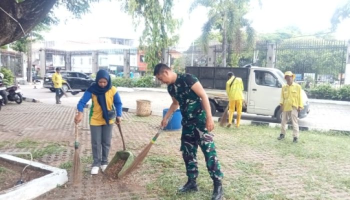 Babinsa Koramil 2301/Cilegon Bersama Warga Gelar Karya Bakti Bersihkan Lingkungan dan Perbaiki Drainase