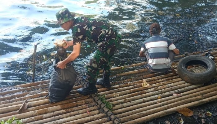 Babinsa Koramil 2305/Cinangka Bersama Warga Gelar Karya Bakti Bersihkan Sungai dan Lingkungan