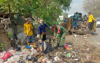 Babinsa Koramil 2302/Bojonegara Gencarkan Karya Bakti, Bantu Bersihkan Lingkungan dan Bangun Rumah Warga