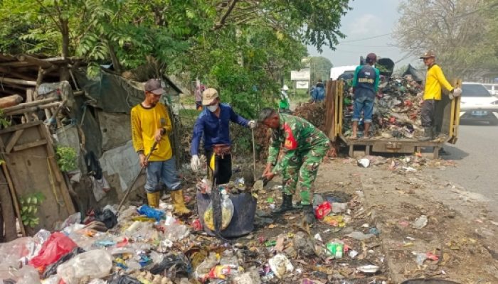 Babinsa Koramil 2302/Bojonegara Gencarkan Karya Bakti, Bantu Bersihkan Lingkungan dan Bangun Rumah Warga