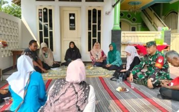 Babinsa Koramil 2303/Pulomerak Intensifkan Komsos, Bahas Bantuan Sosial dan Progres Pekerjaan di Wilayah Binaan