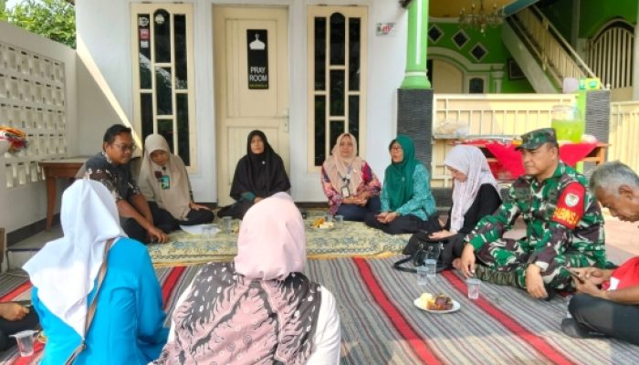 Babinsa Koramil 2303/Pulomerak Intensifkan Komsos, Bahas Bantuan Sosial dan Progres Pekerjaan di Wilayah Binaan