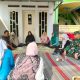 Babinsa Koramil 2303/Pulomerak Intensifkan Komsos, Bahas Bantuan Sosial dan Progres Pekerjaan di Wilayah Binaan
