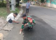 Babinsa Koramil 2307/Ciwandan Bersama Warga Gelar Karya Bakti Perbaikan Jalan dan Bantu Pembangunan Rumah