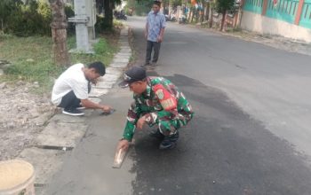 Babinsa Koramil 2307/Ciwandan Bersama Warga Gelar Karya Bakti Perbaikan Jalan dan Bantu Pembangunan Rumah
