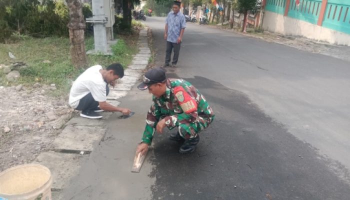 Babinsa Koramil 2307/Ciwandan Bersama Warga Gelar Karya Bakti Perbaikan Jalan dan Bantu Pembangunan Rumah
