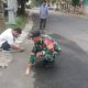 Babinsa Koramil 2307/Ciwandan Bersama Warga Gelar Karya Bakti Perbaikan Jalan dan Bantu Pembangunan Rumah