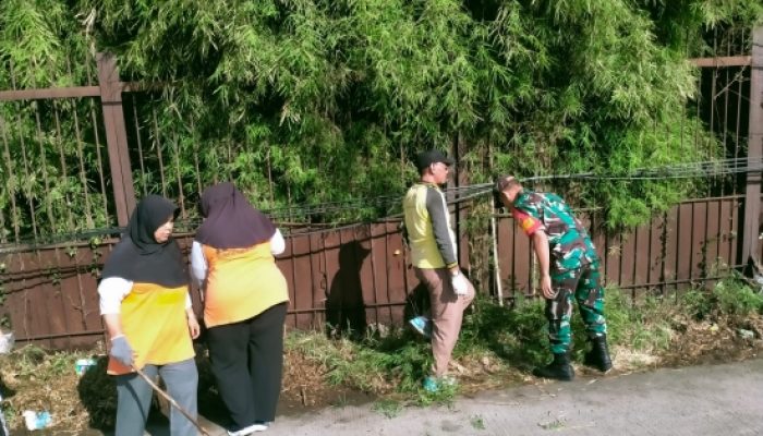 Babinsa Koramil 2303/Pulomerak Bersama Warga Gelar Jumsih dan Karya Bakti, Wujud Nyata Peduli Lingkungan
