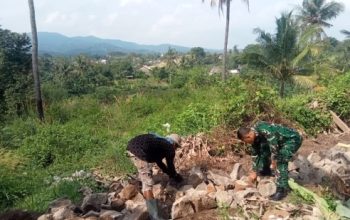 Babinsa Koramil 2301/Cilegon Bersama Warga Gotong Royong Perbaiki Jalan dan Drainase di Dua Kelurahan