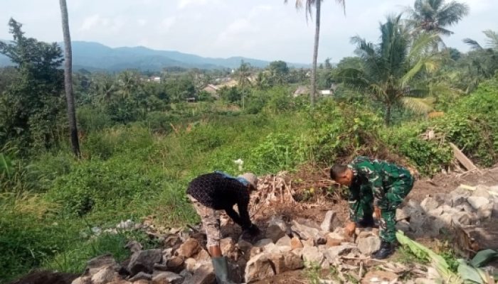Babinsa Koramil 2301/Cilegon Bersama Warga Gotong Royong Perbaiki Jalan dan Drainase di Dua Kelurahan