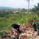 Babinsa Koramil 2301/Cilegon Bersama Warga Gotong Royong Perbaiki Jalan dan Drainase di Dua Kelurahan