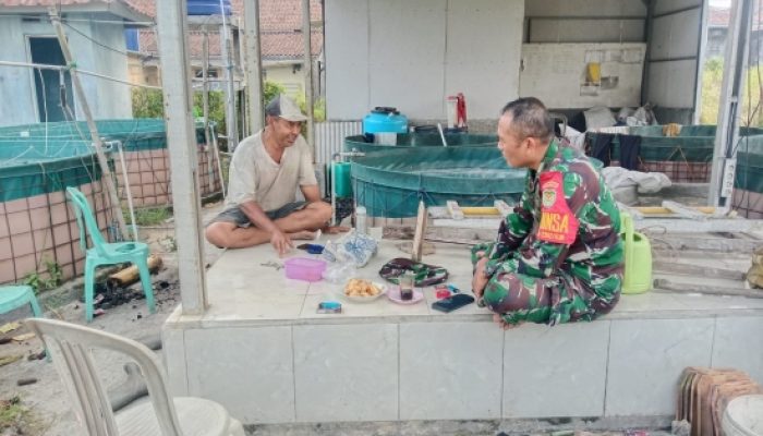 Babinsa Koramil 2302/Bojonegara Perkuat Kamtibmas dan Budaya Gotong Royong Melalui Komsos dengan Warga