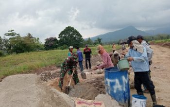Babinsa Koramil 2304/Anyar Gencarkan Karya Bakti, Bersihkan Jalan dan Bantu Pembuatan Irigasi untuk Warga
