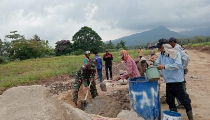 Babinsa Koramil 2304/Anyar Gencarkan Karya Bakti, Bersihkan Jalan dan Bantu Pembuatan Irigasi untuk Warga