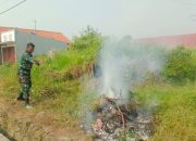 Babinsa Koramil 2302/Bojonegara Gotong Royong Bersihkan Lingkungan, Wujud Kepedulian Terhadap Kebersihan Wilayah