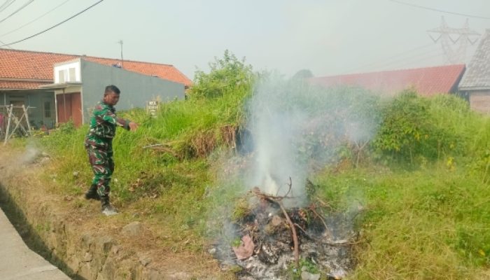 Babinsa Koramil 2302/Bojonegara Gotong Royong Bersihkan Lingkungan, Wujud Kepedulian Terhadap Kebersihan Wilayah